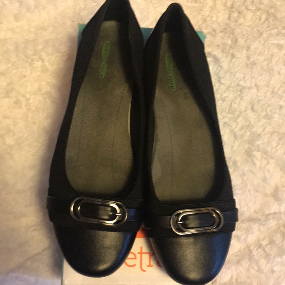 Woman’s size 10 BareTraps Black flats